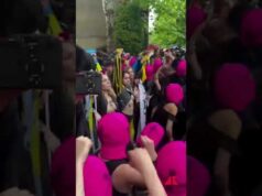 Biennale di Venezia, la protesta di PussyRiot e Femen: “Il sangue è l’arte della Russia”