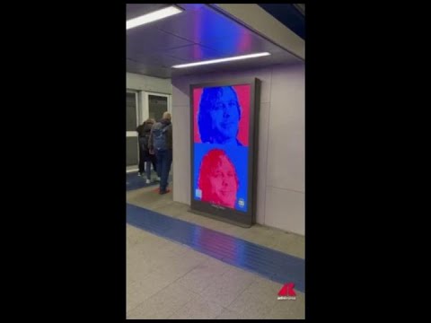 I volti di Checco Zalone in metro, a Milano parte il ‘Buen Camino’