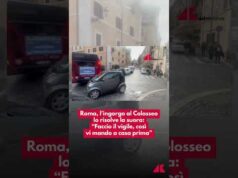 Roma, l’ingorgo al Colosseo lo risolve la suora: “Faccio il vigile, così vi mando a casa prima”