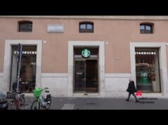 Starbucks celebra un anno del flagship romano: tra arte, caffè e comunità