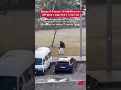 Strage di Sydney, il cittadino eroe affronta e disarma il terrorista