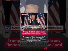 Trump deride le atlete trans “imitando” come alzano i pesi