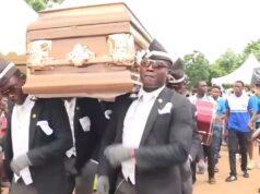 Becchini ghanesi che ballano con la bara, la vera storia – VIDEO