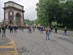 Mascherine tricolori all’arco del Valentino contro il Governo