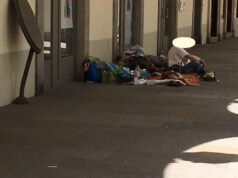 Via Po piena di senzatetto, le proteste dei commercianti tra urina e emergenza sanitaria