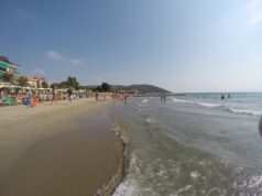 58enne di Nichelino muore dopo un malore in spiaggia