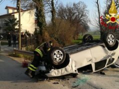 Ubriaco 7 volte oltre il limite, si ribalta contro una casa