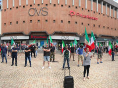 Oltre 200 ‘mascherine tricolori’ occupano piazza Santa Rita contro Conte – VIDEO
