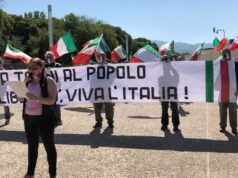 Le ‘mascherine tricolori’ non mollano: ‘Conte a casa ed elezioni’