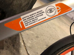 Torna a colpire il ‘Ministero della verità’, centinaia di adesivi sui mezzi in sharing