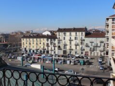 Barriera, piazza Crispi occupata dai rom