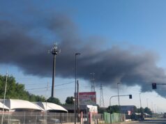 Maestoso incendio alla Pilkington di Settimo, fumo su tutta Torino