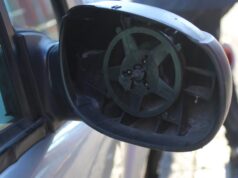 Crocetta, tenta la ‘truffa dello specchietto’ ma viene beccato specchietto