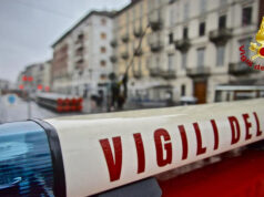 Terribile suicidio: fuoco all’auto e si chiude all’interno vigili del fuoco pompieri