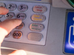 Raggiri ad anziani al bancomat, arrestati due francesi in zona crocetta