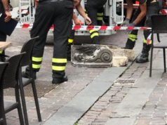 Clamoroso in via Mazzini, franano i capitelli del palazzo in ora di punta