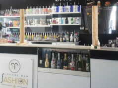 Pancalieri, sinto ubriaco litiga al bar e colpisce la vetrina