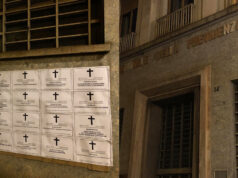 ‘Morti aspettando la cassa integrazione’ necrologi shock davanti alle sedi INPS