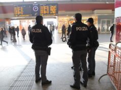 Donna del Congo tenta di accoltellare passanti (e polizia) a Porta Nuova polfer porta nuova torino