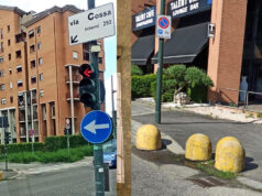 Via Pietro Cossa, dissuasori spostati sulla discesa disabili