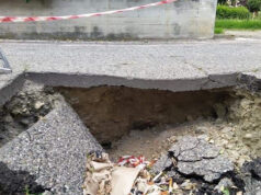 Da più di un mese pericolosa voragine in via Rubens Fattorelli (Bertolla)