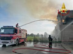 In fiamme capannone agricolo – VIDEO e FOTO