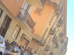 Barriera, straniero accoltella al viso un uomo e ferisce un agente