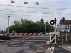 Tragedia a Torrazza, un uomo si lancia sotto un treno. traffico in tilt