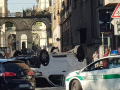 Schianto all’incrocio: si ribalta furgone in via Vanchiglia