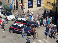 Follia in barriera, africano molesta, picchia, deruba e danneggia una volante