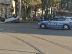 Incidente e auto ribaltata in corso Vittorio, immagini esclusive
