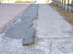 Largo Borgaro, il marciapiede va asfaltato