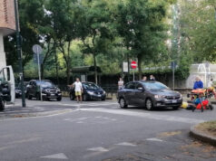 Piazza Rivoli, ancora auto contro monopattino – foto esclusive