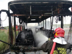 Torre Canavese, bus in fiamme completamente distrutto dalle fiamme