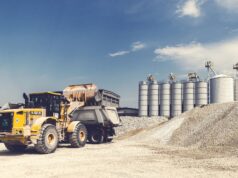 Cuneo, cede il tetto e cadono da 40 metri