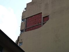 Vanchiglietta, si sgretolano 30 metri di intonaco. Paura e due auto distrutte