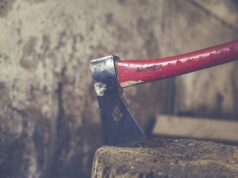 Serravalle, minaccia il nonno con l’ascia