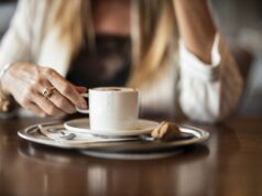Versa ansiolitici nel cappuccino della collega per metterla fuori gioco caffè