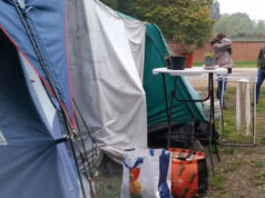 Coppia di italiani vive in tenda in piazza d’Armi, lei è incinta