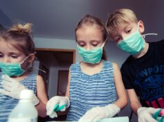 Mascherina obbligatoria fuori dalle scuole del Piemonte