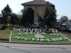 Nichelino, ‘non entrare senza mascherina’: calci e pugni alla vetrata del locale nichelino