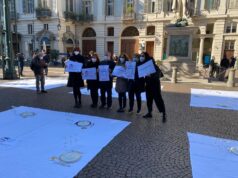 #SIAMOATERRA, i ristoratori ‘apparecchiano’ piazza Carignano contro il Governo – FOTO