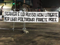 Ciclabile via Nizza, dopo le polemiche un nuovo striscione ironico su M5S e PD