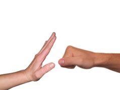 Orbassano, 17 anni tenta di strangolare e violentare una donna Stop violenza