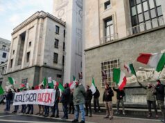 Natale senza Amazon, protesta in centro a Torino Protesta Amazon Torino Natale