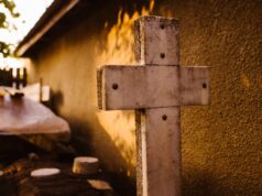 Estorsione agenzia pompe funebri, titolare aggredito e minacciato