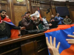 Armeni contro il ‘cessate il fuoco’, occupate stanze del potere