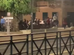 Barriera, decine di immigrati assembrati e senza mascherina – VIDEO favoreggiamento immigrazione clandestina