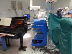 Per la prima volta al mondo in sala operatoria con musicista (per un bimbo) Musicista sala operatoria durante l’asportazione di un tumore ad un bimbo