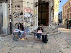 ‘La DaD non è scuola’, proteste di studenti coi tablet fuori dall’Istituto contro la Dad